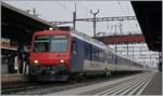 Der RE 18122 von Neuchatel nach Frasne besteht aus den folgenden Fahrzeugen: RBDe 560 004-2, AB 50 85 30-35 603-1, B 5085 20-35 600-9, B 85 20-35 602-5 und Bt 50 85 29-35 952-5.