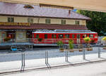 Nun steht er im B�ndnerland, vor dem Bahnmuseum Albula in Berg�n/Bravuogn.....