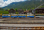 
Der Doppeltriebwagen MOB ABDe 8/8 4002 „Vaud“ (deutsch Waadtland) der Montreux–Berner Oberland-Bahn (franz�sisch Chemin de fer Montreux-Oberland bernois) steht im Bahnhof Zweisimmen am 28.05.2012 mit angeh�ngten Wagen, zur Abfahrt bereit nach Montreux bereit. 

Dieser meterspurigen Doppeltriebwagen MOB ABDe 8/8 wurde 1968 in einer Serie von 4 St�ck (4001 bis 4004) von SIG, BBC und SAAS f�r die MOB gebaut und bildeten lange Zeit das R�ckgrat der Zugf�rderung auf der Strecke Montreux – Zweisimmen, die eine Steigung bis zu 73 ‰ ohne Zahnstange hat. Sie traten an die Stelle der Triebwagen der 3000er-Serie, den BDe 4/4 Nr. 3001-3006, die in zwei kleinen Serien in den Jahre 1944 und 1946 beschafft wurden.

Auf den steilsten Streckenabschnitten waren die Doppeltriebwagen, die am jeweiligen Ende �ber einen F�hrerstand mit �bergangseinrichtung zu den angeh�ngten Wagen verf�gten, in der Lage bis zu f�nf Personenwagen mit einem Maximalgewicht von 80 t auf der Maximalsteigung von 73 ‰ zu bef�rdern.

Die beiden Wagenk�sten in leichter Stahlbauweise, st�tzten sich auf jeweils zwei Drehgestelle ab und sind untereinander kurzgekuppelt. Sie k�nnen nicht alleine verkehren. Der Antrieb jeder Achse erfolgt �ber jeweils ein im Drehgestell, in der L�ngsrichtung angeordneter Motor, �ber ein Schneckengetriebe. Eine halbautomatische Steuerung erm�glicht eine selbst�ndige Regulierung der vorgew�hlten Geschwindigkeit. Eine Widerstandsbremse erm�glicht das verschlei�freie Beharren des Zuges in den Steilstrecken sowie dessen Abbremsen. Ist das Stromnetz f�r eine Einspeisung von Strom aufnahmef�hig, wird der Strom, statt in den Bremswiderst�nden vernichtet zu werden, �ber die Rekuperationsbremse soweit m�glich ins Netz eingespeist. Der Triebwagen verf�gt zudem �ber eine Druckluftbremse, sowie ein Vakuumbremse f�r die angeh�ngten Wagen, die nicht �ber eine Druckluftbremse verf�gen.

Mit der Beschaffung der Lokomotiven mit Gep�ckabteil bzw. Gep�cktriebwagen GDe 4/4 Nummer 6001 bis 6004 die ab dem Jahre 1983 in Betrieb gesetzt wurden und in der Lage waren 110 t auf der Maximalsteigung zu f�hren, sowie dem Aufkommen des Panoramic Expresses zwischen Montreux und der Lenk wurden diese Doppeltriebwagen in untergeordnete Dienste versetzt.

Auf der Grundlage des mechanischen wie auch der elektrischen Konstruktion entstanden in der Folge ab dem Jahre 1976 die Pendelz�ge der Serie 5000, mit den Be 4/4 5001 bis 5004 und den dazugeh�renden Steuerwagen ABt 5301 bis 5304. 

Am 2./3. September 2017 wurden die Triebwagen offiziell au�er Dienst gestellt. Als Reserve werden drei aber noch vorgehalten. Der Triebwagen 4003 „Bern“ wurde 2018 leider abgebrochen.

TECHNISCHE DATEN:
Gebaute St�ckzahl: 4
Hersteller mech. Teil: SIG (Schweizerische Industrie-Gesellschaft)
Hersteller elektr. Ausr�stung: SAAS (Soci�t� Anonyme des Ateliers de S�cheron)
Hersteller der Motoren: BBC
Spurweite: 1.000 mm (Schmalspur)
Achsformel: Bo'Bo' + Bo'Bo'
L�nge �ber Puffer: 33.500 mm
L�nge des Kastens: 2 x 16.00 mm
Drehzapfenabstand: 11.350 mm
Achsabstand im Drehgestell: 2.100 mm
Raddurchmesser: 750 mm
H�he: 3.750 mm
Breite: 2.680 mm
Leergewicht: 60 t
Stundenleistung: 880 kW
Anfahrzugkraft: 185 kN
Stundenzugkraft:  97 kN
�bersetzung: 1:7,2
H�chstgeschwindigkeit: 70 km/h
Anzahl der Fahrmotoren: 8
Fahrleitungsspannung: 850 V DC (Gleichstrom)
Stromabnehmer : 2
Sitzpl�tze: 18 in der 1. Klasse / 68 in der 2. Klasse
Ladefl�che: 7,8 m�
Zuladungsgewicht:  2,0 t

