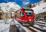 Der RhB ALLEGRA-Zweispannungstriebzug (RhB  ABe 8/12) 3508  Richard Coray  mit 2 angehangenen Personenwagen als Regio-Zug nach Tirano verl�sst am 04.11.2019 Alp Gr�m in Richtung Tirano.