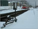 Winter in Blonay und im Hintergrund wartet der BDeh 2/4 74 mit seinem Bt auf den nächsten Einsatz.
