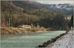 Der Zentralbahn Be 125 008 fährt auf dem Weg nach Meiringne der noch jungen Aare entlang und erreicht in Kürze die  Haltestelle Aareschlucht West. 

17. Feb. 2021