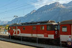 Der Gepäcktriebwagen De 4/4 II / De 110 001-5 (ex Deh 4/6 - 906, ex SBB Fhe 4/6 - 906) der Zentralbahn mit Regionalzug, hier am 30.09.2011 (17:00 Uhr) im Bahnhof Brienz. Links hinten kommt der Gegenzug ein  ABe 130 001-1 Triebwagen (ein  Stadler SPATZ = Schmalspur PAnorama TriebZug) der Zentralbahn als Regionalbahn.

Der Triebwagen wurde 1942 von SLM gebaut. Einst war er der SBB Brünig Deh 4/6 906 (ex SBB Fhe 4/6 906) und hatte in einem mittleren Drehgestell einen Zahnradantrieb, beim Umbau 1992 wurde dieser entfernt. Im Jahr 2014 wurde der Triebwagen ausrangiert und abgebrochen (verschrottet). 

Diese Meterspur-Gepäcktriebwagen De 4/4 II / De 110 wurden 1941 - 1942 als Gepäckzahnradtriebwagen SBB Fhe 4/6 später Deh 4/6 von SLM  mit einer elektrischen Ausrüstung von BBC (7 Stück), MFO (5 Stück) und SAAS (4 Stück) für die Brünigstrecke, mit gemischten Adhäsions- und Zahnradbetrieb gebaut. Da die Schweizerischen Bundesbahnen (SBB) während des Zweiten Weltkriegs ihre meterspurige Brüniglinie mit dem bei der Normalspur üblichen Wechselstrom 15 kV 16 2/3 Hz elektrifizierte, beschaffte sie eine Serie von 16 Zahnrad-Gepäcktriebwagen. Ab 1954 wurden sie durch zwei HGe 4/4 I entlastet, bis 1990 zur Ablieferung der HGe 4/4 II (101) versahen die Deh 4/6 aber ihren Dienst auf der Gesamtstrecke Luzern-Meiringen-Interlaken Ost. Anfang der 1990er Jahre wurden die Deh 4/6 in zahnradlosen Gepäcktriebwagen De 4/4 110 umgebaut und die SBB setzte sie nur noch für die Talpendelzüge ein. 

Zum 01.01.2005 erfolgte der Zusammenschluss der Brünigbahn der SBB und der Gesellschaft Luzern-Stans-Engelberg-Bahn (LSE) zur heutigen Zentralbahn (zb). 

Technische Daten der De 110 (De 4/4 II): 
Spurweite: 1.000 mm 
Achsformel: Bo'Bo' 
Länge über Kupplung: 14.600 mm 
Drehzapfenabstand: 9.400 mm 
Achsabstand im Drehgestell: 2.500 mm
Treibraddurchmesser: 900 mm (neu)
Gewicht: 42 t
Nutzlast: 3 t
Höchstgeschwindigkeit: 75 km/h   
Leistung: 930kW ( 1.270 PS )

Vor dem Umbau als Deh 4/6:
Hersteller: SLM / BBC / SAAS
Nummerierung: 901-916
Baujahr:1941
Achsformel: Bo' 2'zz Bo'
Achsabstände: 2.500 / 1.730 / 3.440 / 1.730 / 2.500 mm
Zahnradabstände: 2.350 mm
Gewicht: 54 t
Nutzlast: 3 t
Höchstgeschwindigkeit Adhäsion: 75 km/h
Höchstgeschwindigkeit Zahnrad: 33 km/h (Bergfahrt)
Leistung:894 KW
Stundenleistung:809 kW (1.100 PS) bei 31 km/h
Anfahrzugkraft: Adhäsion 137 kN / Zahnrad 275 kN
Stundenzugkraft: Adhäsion 137 kN / Zahnrad 186 kN
Treibraddurchmesser: 900 mm (neu)
Laufraddurchmesser: 710 mm (neu)
Treibzahrad-Teilkreis-Ø: 860 mm
Zahnradsystem: Riggenbach
Zahnübersetzung: 1 : 11,42
Leistung Zahnrad:2 x 255 = 510 KW
Stromsystem:15 kV, 16⅔ Hz ~
