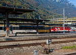 Der Gep�cktriebwagen De 110 022-1 (ex LSE De 4/4 122), der vor dem Umbau auf reinen Adh�sionsbetrieb der ex SBB Deh 4/6 907 bzw. Fhe 4/6 907 war, steht mit dem den RegioExpress GoldenPass Panoramic am 02.10.2011 im Bahnhof Interlaken Ost zur Abfahrt bereit.

Dieser Triebwagen wurde 1942 von SLM unter der Fabriknummer 3742 gebaut, die elektrische Ausr�stung ist von BBC.     
