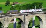 G�terzug Richtung Brig auf dem neuen Kanderviadukt in Frutigen, gezogen von zwei Lokomotiven der Crossrail.
