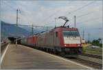 Crossrail Doppeltraktion bei einem Güterzug auf dem Weg Richtung Norden bei der Blockbedingten langsamen Durchfahrt in Giubiasco.
