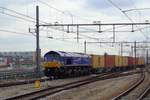 Frisch renovierter Beacon Rail/CrossRail PB13 schleppt ein Containerzug durch Breda am 27 März 2019.