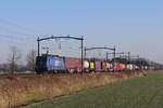 Crossrail/Rhenus 186 268 durchfahrt Hulten am 19 J�nner 2024 und wird von offenbarer Weg fotografiert.