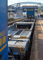 Ein L�ngsblick �ber den sechsachsigen Gelenk-Taschenwagen (Doppeltaschenwagen Typ T3000es in Gelenkbauart ) der Gattung Sdggmrss (33 85 4992 447-4 CH-HUPAC) am 29.12.2017 im Bahnhof Weil am Rhein