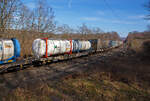 Vierachsiger Drehgestell-Taschenwagen für den Transport von Sattelaufliegern und Container 83 85 451 2 061-3 CH-HUPAC der Gattung Sdgmns der Hupac Intermodal SA, am 13.03.2022 im Zugverband bei