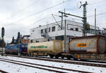 Vierachsiger Drehgestell-Taschenwagen f�r den Transport von Sattelaufliegern und Container 83 85 4754 828-2 CH-HUPAC der Gattung Sdkmmss der HUPAC Intermodal SA, im Zugverband am 21.01.2023  bei der