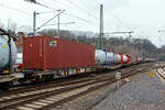 Vierachsiger Drehgestell-Taschenwagen für den Transport von Sattelaufliegern und Container 83 85 4754 781-3 CH-HUPAC der Gattung Sdkmmss der HUPAC Intermodal SA, im Zugverband am 23.03.2021, bei