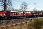 Fix gekoppelter 8-achsiger (2 x 4-achsiger) Drehgestell-Containertragwagen, 37 80 4657 334-1 D-RCW, der Gattung Sggmrrs-y M23 (2x60`), der MFD Rail GmbH (Rotkreuz/CH), viermietet an die Rail Cargo