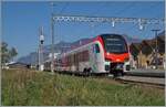 Nach l�ngerem Suchen endlich gefunden bzw. die Gelegenheit bekommen ein Foto zu bekommen: in Bex steht der neue RegionAlps RABe 533 703. Dahinter der SBB RABe 531 002. Interessanterweise ist der  RegionAlpes Triebzug trotz unterschiedlicher Farbgebung, einer anderen Einteilung der 1. Klasse und einer anderen Baureihen Bezeichnung ein SBB Triebzug, wie jedenfalls die UIC Nummer verk�ndet: RABe 94 85 0 533 703-0 CH-SBB. 30. Oktober 2024