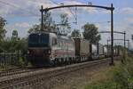 SBBCI 193 545 zieht am 21 Augustus 2025 ein umgeleiteter KLV durch Hulten und wird vom hinter den Bahn�bergang fotografiert.