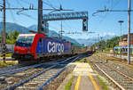 Die SBB Cargo Re 484 021  Gotthardo  (91 85 4 484 021-1 CH-SBBC / 91 83 2 484 021-7 I-SBBC) kommt am 22.06.2016 mit einem Ralpin-Zug (Rola-Zug) im Bahnhof Domodossola aus Richtung S�den an.