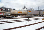 4-achsiger Drehgestell-Containertragwagen 31 85 4552 218-3 CH-SBBC, der Gattung Sgnss (60ft), der SBB Cargo AG, im Zugverband am 21.01.2023 bei der Zugdurchfahrt in Niederschelden (Sieg), beladen mit