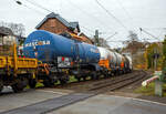Vierachsiger 54 m³ Kesselwagen, 37 84 7933 732-1 NL-WASCO, der Gattung Zacens, laut Anschrift und Gefahrguttafel 336/1131 beladen mit Kohlenstoffdisulfid, vom Schweizer Wagonvermieter WASCOSA AG, ausgeführt als WASCOSA safe tank car® (mit besonderen Sicherheitseinrichtungen), am 14 November 2025 in Kirchen/Sieg bei der Zugdurchfahrt im Zugverbund.

Das Transportgut „Kohlenstoffdisulfid“ ist eine farblose, stark lichtbrechende, entzündliche, giftige Flüssigkeit, die in reiner Form eigentlich aromatisch riecht, aufgrund von Verunreinigungen jedoch einen fauligen Geruch besitzt, der Schwefelwasserstoff ähnelt. 

Der WASCOSA safe tank car® setzt einen neuen Sicherheits-Maßstab im Transport von Gefahrgut auf der Schiene. Eine erste Serie des WASCOSA safe tank car® wird für den Transport von Schwefeldioxid eingesetzt. Mit seinen verschiedenen Sicherheitselementen und den optimierten Übergangsbühnen an beiden Wagenenden verkörpert dieser Wagentyp den Gefahrgutkesselwagen der Zukunft. Gemeinsam mit dem Kunden, Güterwagen- und Komponentenherstellern, Know-how-Trägern der Crash- und Simulations-Technologie sowie nicht zuletzt dem deutschen Eisenbahn-Bundesamt wurde ein völlig neues Sicherheits- und Arbeitsschutzpaket entwickelt.

Zu den Sicherheitskomponenten gehört zum Beispiel ein völlig neuer, zum Patent angemeldeter Überrollschutz. Ein weiteres Sicherheitselement sind die aus dem Lokomotivbau stammenden EST Suprapuffer G2. Das nach neuesten Erkenntnissen optimierte Kraftniveau und Deformationsverhalten dieser Puffer schützt den Wagen mit verstärktem Untergestell weit über das im RID geforderte Maß hinaus. Zudem hat der Wagen einen versenkbaren Dom (Chemiedom mit Abdeckhaube DN 500).

Um größere Schäden bei Entgleisungen zu vermeiden, ist der Wagen mit zwei mechanischen Entgleisungsdetektoren ausgerüstet. Zusätzlich ist der Kesselwagen mit vier Aufkletterschutz-Modulen Typ AC04 der Firma EST ausgerüstet, welche bei einem Unfall das Aufklettern der Puffer eines Wagens über die Puffer des benachbarten Wagens verhindern. Erstmals erfüllt dieser völlig neu konzipierte Überpufferungsschutz die RID-Sondervorschrift TE25 Absatz a), die nicht nur fordert, den Kesselboden vor dem Eindringen von aufkletternden Gegenpuffern zu schützen, sondern das Entstehen von Aufklettern bereits in der Anfangsphase zu verhindern.

Zur Arbeitssicherheit trägt eine optimierte Übergangsbühne mit durchgehend uneingeschränkter Arbeitsgangbreite und zusätzlichen Handgriffen am seitlichen Aufstieg bei. Wurde bei Neubau bisher nur ein Wagenende mit einer Übergangsbühne ausgestattet, so bietet der WASCOSA safe tank car® dem Betriebspersonal an beiden Wagenenden eine sichere Übergangs- und Mitfahrmöglichkeit.

Die Sicherheitselemente im Überblick:
Crashpuffer
Entgleisungsdetektor
Aufkletterschutz
Versenkter Dom
Überrollschutz

TECHNISCHE DATEN:
Gattung: Zacens
Spurweite: 1.435 mm (Normalspur)
Anzahl der Achsen: 4 (in 2 Drehgestellen)
Länge über Puffer: 13.455 mm
Drehzapfenabstand: 8.415 mm
Achsabstand im Drehgestell: 1.800 mm
Laufraddurchmesser: 920 mm (neu)
Drehgestelle: Y25 Lsd 1K
Puffer: Crashpuffer (EST Suprapuffer G2 - 100 MB)
Höchstgeschwindigkeit: 100 km/h (beladen) / 120 km/h (leer)
Eigengewicht: 23.290 kg
Nutzlast: 66,7 t ab Streckenklasse D
Tankinhalt: 54 m³ (genau 53.670 l)
Tankcode: L10DH, mit Sondervorschriften TE 21, TE 22 und TE 25, Betriebsdruck 3,0 bar
Bremse: KE-GP-A
Bremsklotzsohle: Jurid 816 M
Handbremse: auf einer Bühne
Intern. Verwendungsfähigkeit: TEN-GE (G1)

Die Bedeutung der Gattung Zacens:
Z = Kesselwagen
a = 4 Radsatz
c = mit Entladung unter Druck
e = mit Heizeinrichtung
n = mit vier Radsätzen höchste Lastgrenze über 60 t
s = zugelassen für Züge bis 100 km/h (beladen)

Bedeutung des Tankcode L10DH: 
L = Tank für Stoffe in flüssigem Zustand 
10 = zutreffender Mindestprüfdruck in bar
D = Tank mit obenliegenden Öffnungen ohne Öffnungen unterhalb des Flüssigkeitsspiegels (Befüllen oder Entleeren oben)
H = luftdicht verschlossener Tank

Quellen: Anschriften und Datenblatt WASCOSA
Stand/Überarbeitung: November 2025
