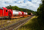 Drei vierachsige Drehgestell-Containertragwagen 48‘ («5L» Tragwagen) 33 85 4505 185-0 CH-WASCO dahinter 33 80 4505 683 D- WASCO sowie ein weiterer leerer (Nummer unbekannt), jeweils der Gattung Sgmmns 48‘, für den Transport von intermodalen Ladeeinheiten und des Wascosa flex freight system ® (Wechselaufbauten), der schweizerischen Wascosa AG, am 11 Juli 2025 im Zugverbund bei einer Zugdurchfahrt in Ruderdorf (Kr. Siegen). Die beiden vorderen Wagen sind jeweils mit einem vom belgischen Hersteller Van Holl gebauten, 45 ft Tankcontainer (MK2) der BASF, der hier laut Gefahrguttafel 80/1789 und Anschrift mit Chlorwasserstoffsäure (Salzsäure) befüllt sind.

Gebaut wurde die Wagen ab 2019 vom slowakischen Güterwagenhersteller Tatravagónka in Poprad.

Wascosa «5L» Tragwagen:
• Laufleistungsstark durch den Einsatz moderner Bremsen
• Lärmarm
• Besonders leicht mit einem Eigengewicht von 16.0 t
• Life-Cycle-Cost orientiert, durch schnell austauschbare Komponenten
• Logistikfähig durch den Einsatz von Telematik

Wascosa flex freight system®: Transport verschiedener Güter durch die Kombination des besonders leichten Containertragwagens mit einem individuellen Oberbau. Die Kombination des Wagens mit 45‘ Tankcontainern kann Kesselwagen ersetzen und ermöglicht eine unabhängige Instandhaltung beider Komponenten

TECHNISCHE DATEN:
Spurweite: 1.435 mm (Normalspur)
Länge über Puffer: 15.980 mm
Drehzapfenabstand: 10.185 mm
Radsatzstand in den Drehgestellen: 1.800 mm
Ladelänge: 14.650 mm (48‘)
Höhe der Ladeebene über S.O.K.: 1.105 mm
Drehgestell: Y25 Ls-K
Raddurchmesser: 920 mm (neu) / 860 mm (abgenutzt)
Eigengewicht: 16.000 kg
Max. Zuladung bei Lastgrenze S: 74,0 t (ab Streckenklasse D)
Max. Geschwindigkeit: 100 km/h (leer 120 km/h)
Max. Radsatzlast: 22,5 t
Druckluftbremse: Knorr KE-GP-A (K)
Bremssohle: Cosid 810
Handbremse: Ja (Handbremsgewicht 23.7 t)
Kleinster bef. Gleisbogenradius: 150 m (im Zugverband) / 75 m der Einzelwagen
Intern. Verwendungsfähigkeit: TEN-GE (G1)

Die Tankcontainer:
Der 45-Fuß-Tankcontainer mit 75 Tonnen zulässigem Gewicht (bei einem Eigengewicht von 7.800 kg) und 63.000 Liter Inhalt, hat die doppelte Ladekapazität wie ein heute üblicher Tankcontainer und eine vergleichbare Kapazität wie ein Chemiekesselwagen. Der neue, bahnoptimierte Tankcontainer hat die gleiche Technik wie die bisher üblichen 20 bis 30 Fuß messenden Tankcontainer. Die 45 Fuß-Tankcontainer können zum Bahntransport, Binnenschiffstransport und, im leeren Zustand auch zum Straßentransport eingesetzt werden. Darüber hinaus sind sie zur Lagerung in Containerlagern zugelassen. Ausgestattet sind sie außerdem mit moderner Isoliertechnik sowie Heizvorrichtungen. Der 45 Fuß-Tankcontainer verfügt im Vergleich zum Bahnkesselwagen über ein höheres Ladegewicht im Verhältnis zum Eigengewicht. Dank der Möglichkeit, vom Bahnwagen abgenommen werden zu können, und der Stapelbarkeit benutzt der Tankcontainer deutlich weniger Infrastruktur und ist flexibler beim Be- und Entladen. Sie haben den Tankcode L4DH (Max. Betriebsdruck: 3,0 bar):
L= Tank für Stoffe in flüssigem Zustand (flüssige Stoffe oder feste Stoffe, die in geschmolzenem Zustand zur Beförderung aufgegeben werden)
4= zutreffender Mindestprüfdruck in bar
D= Tank mit obenliegenden Öffnungen ohne Öffnungen unterhalb des Flüssigkeitsspiegels
H = luftdicht verschlossener Tank
Max. Betriebsdruck: 3,0 bar

Entwickelt wurden die 45 und 52 Fuß Tankcontainer für den Bahnverkehr von Van Hool und BASF gemeinsam. Der erste Prototyp wurde 2015 geliefert.
