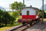Zweiachsiger G�terzugbegleitwagen „Sputnik“ abgestellt auf einem Abstellgleis am 28 Mai 2012 in Saint-Triphon (VD), aufgenommen aus einem Zug heraus.