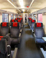   Innenraum des SBB 1.Klasse Reisezugwagen (EC-Wagen) Apm 61 85 10-90 251-2 CH-SBB am 17.06.2016 im Hauptbahnhof Stuttgart, am Zugschluss des IC 185 nach Zürich HB.