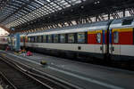 SBB EC-Großraum-Reisezugwagen (EC-Wagen) der ersten Wagenklasse 61 85 10-90 243-9 CH-SBB der Gattung Apm 1090, eingereiht als Wagen Nr. 263 in den EC 6 (Interlaken Ost - Bern - Basel SBB - Köln Hbf - Dortmund Hbf), am 01 Juli 2025 im Hbf Köln. 

Die SBB EuroCity-Wagen (Apm EC und Bpm EC) sind zwar nach ähnlichen Prinzipien aufgebaut worden, werden aber in der Schweiz nicht als Einheitswagen bezeichnet. Konstruktiv zur gleichen Gruppe gehören die Bt IC, die mit den EW IV eingesetzt werden und lediglich eine Einspannungsausrüstung (für 1000 V, 16,7 Hz) aufweisen.

1989–1995 stellten die SBB eine weitere Großraumwagen Serie für den EuroCity-Verkehr in den Dienst, die auf den 1980 abgelieferten Bpm RIC und dem EW IV aufbaute. Für beide Wagenklassen wurde der gleiche Wagenkasten mit zehn Fenstern zwischen den Schwenkschiebetüren an den Wagenenden benutzt. Das Dach war von der gleichen Bauart wie beim französischen Corailwagen, die Längssicken waren aber schon bei den Einheitswagen I bis IV vorhanden. Die Schürzen wurden tiefer gezogen als beim EW IV, so wie es für den EW V vorgesehen war. In den Abmessungen entsprechen die Wagen dem UIC-Z1-Standard. Die Farbgebung in zwei Grautönen mit hellem Streifen dazwischen wurde zuvor bereits für die zu zweiklassigen EuroCity-Zügen umgebauten TEE-Züge (RABe) angewendet. Der helle Streifen des Eurofima-Anstrichschemas wurde beibehalten. Der Bereich über dem weißen Begleitstreifen war nun in Umbragrau gehalten, darunter im helleren Verkehrsgrau A (RAL 7042). Die 60 Sitzplätze der ersten und 76 der zweiten Klasse sind durchgehend in Vis-à-vis-Anordnung gehalten.

Diese Wagen sind voll RIC-fähig und für eine Höchstgeschwindigkeit von 200 km/h zugelassen. Insgesamt wurden 70 Apm und 155 Bpm geliefert.

TECHNISCHE DATEN:
Spurweite: 1.435 mm (Normalspur)
Länge über Puffer: 26.400 mm 
Drehzapfenabstand: 18.600 mm
Höchstgeschwindigkeit: 200 km/h
Eigengewicht: 45 t
Bremse: Frein O-PR+Mg (D)
Sitzplätze: 60 in der 1. Klasse
Fahrradplätze: 2
Toilette: 1 (geschlossenes System/ Vakuumsystem)
Zulassung: RIC / Schweiz LBT / NBS

Die insgesamt vorhandenen 175 Eurocity-Wagen (62 Wagen 1. Klasse, 113 Wagen 2. Klasse) werden von 2023 bis 2028 umfassend erneuert und saniert. Zur Flotte gehören auch die Velowagen, alle Wagen mit behindertengerechten WC sowie die 12 Panoramawagen. Bei der Sanierung werden Korrosionsschäden beseitigt, die Wagenkasten neu lackiert und energiesparende mobilfunkdurchlässige Fensterscheiben eingebaut. Die Wagen erhalten in der 1. und 2. Klasse neue Teppiche, die Sitzpolster werden wo notwendig ersetzt. Mit der Neulackierung wird zudem das Außendesign aufgefrischt und dem aktuellen SBB Design angepasst.

Die instandgesetzten EC-Wagen werden im Fernverkehr voraussichtlich bis mindestens 2037, im Interregio-Verkehr und auf internationalen Verbindungen eingesetzt. Wie bei den EW IV werden auch bei den Eurocity-Wagen die Türsysteme modifiziert und gemäß den neusten Sicherheitsstandards umgebaut.

Vorgesehen ist, 136 der 175 Wagen bei einem externen Anbieter sanieren zu lassen. Darüber hinaus bestehen Optionen für weitere 57 Wagen. Der Auftrag wird öffentlich ausgeschrieben. Die Erneuerung der übrigen 39 Fahrzeuge erfolgt SBB-intern in den Werken Olten und Yverdon-les-Bains. Die Vergabe an einen externen Anbieter ist notwendig, weil auf Grund vieler gleichzeitig laufender Modernisierungs- und Revisionsvorhaben die Kapazitäten bzw. die Reparaturgleise in den eigenen Werken nicht ausreichen. Die SBB arbeitet intensiv daran, schweizweit ihre Instandhaltungskapazitäten sukzessive zu erhöhen, um dem absehbaren Angebots- und Flottenwachstum zu entsprechen.