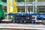Ein normalspuriges Drehgestell des leeren 2 x vierachsiger Flachwagen in Sonderbauart (INNOFREIGHT Holz-Doppelwagen), 37 80 4657 028-9 D-VTG, der Gattung Sggmrrs S240, verladen auf zwei schmalspurige