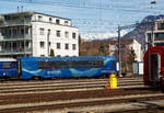 Der RhB Gourmino Speisewagen WR 3811, ex RhB Dr4� 3811, ex Mitropa Dr4� 11, am 22.03.2023 beim Bahnhof Chur abgestellt.

In den Jahren 1929 und 1930 beschaffte die Mitropa drei als Dr4� 10-12 bezeichnete Speisewagen f�r den Einsatz in den Luxusz�gen der Rh�tischen Bahn. Diese Fahrzeuge liefen nicht nur im Glacier Express, sondern auch im Engadin Express und auf Verbindungen nach Davos. Lieferant war die Schweizerische Waggons- und Aufz�gefabrik Schlieren (SWS). 1949 ersteigerte die RhB die Speisewagen von der Mitropa.
Die Bezeichnung Dr4� 10-12 wurde 1956 in Dr4� 3810-3812 und sp�ter in WR 3810-3812 ge�ndert.

WR 3812 wurde 1974 versuchsweise modernisiert und mit Mikrowellenherden ausger�stet. WR 3810-3811 hingegen wurden 1982 bzw. 1983 als nostalgische Speisewagen hergerichtet und mit einer neuen K�cheneinrichtung versehen, die eine Zubereitung frischer Speisen gestattet.

1996 wurde WR 3812 general�berholt, wobei die RhB auch die Inneneinrichtung weitgehend in den Originalzustand zur�ckversetzte. Bei dieser Gelegenheit tauschte der Wagen sein rotes gegen ein k�nigsblaues Farbkleid mit gro�em  Gourmino -Schriftzug ein. Diesen auff�lligen Farbton erhielten sp�ter ebenfalls WR 3810-3811. Alle drei Wagen wurden inzwischen erneut umlackiert und pr�sentieren sich heute im noblen Blauton des Alpine Classic Pullman Express (ACPE). Der Gourmino f�hrt meist auf der spektakul�ren Albulalinie zwischen Chur und St. Moritz.

TECHNISCHE DATEN:
Baujahr und Hersteller: 1929 / SWS
Spurweite: 1.000 mm
Anzahl der Achsen: 4
L�nge �ber Puffer: 16.440 mm
Sitzpl�tze: 36
Eigengewicht: 25,0 t
zul�ssige Geschwindigkeit: 90 km/h
Lauff�hig: StN (Stammnetz) / MGB (Matterhorn Gotthard Bahn)