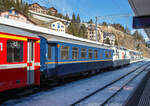 Der RhB „Gourmino“ Speisewagen WR 3810, ex RhB Dr4ü 3810, ex Mitropa Dr4ü 10, am 20 Februar 2017 eingereiht in einem Personenzug im RhB Bahnhof St.