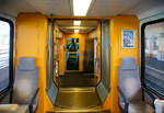 Der Innenraum / Interieur des Stadler Niederflur-Gelenksteuerwagen MGB ABt 2131, hier am 07.09.2021 im Bahnhof Disentis/Must�r.