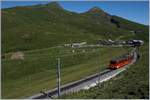 Inzwischen Vergangenheit da durch neuen Kompositionen abgel�st: Ein JB Bhe 2/4 mit seinem Bt der �lteren Generation auf dem Weg zum Jungfraujoch kurz nach der Abfahrt von der Kleinen Scheidegg. 

8. Aug. 2016