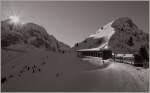 Der Rochers-de-Naye Zug Beh 4/8 304 f�hrt der Sonne entgegen.