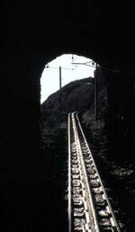 Pilatusbahn (PB) Bergstrecke, Tunnelblick am 21.09.1981.