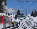 Winterstimmung in Rigi Staffel mit RB-Z�gen die sich immer noch in VRB- und ARB- Farben zeigen; und kaum zu sehen, da klein und zierlich die RB H 2/3 16, die einen Dampfzug auf den Rigi schiebt.