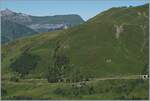 Ziemlich leicht zu finden sind auf diesem Bild der Strecke zwischen der Kleinen Scheidegg und der Wengeralp ein älterer und ein moderner WAB Zug.