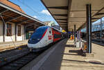 Der SNCF TGV Lyria Euroduplex (2N2), Triebzug 4725 (TGV 310050 / UIC vom Triebkopf 93 87 0310050-4 F-SNCF, UIC eines Wagens 93 87 3147 258-6 F-SNCF) hat am 22.03.2023, als TGV 9222 (Z�rich HB - Mulhouse Ville - Paris Gare de Lyon), den Basel SBB erreicht.

Nochmal einen lieben Gru� an den netten Lokf�hrer zur�ck. Vermutlich ist es ab hier nun ein franz�sischer Lokf�hrer, denn der n�chste Halt ist erst in Mulhouse, was bekanntlich im Elsass in Frankreich liegt.

Seit dem 15. Dezember 2019 werden die einst�ckigen Z�ge von TGV Lyria (TGV POS-Z�ge) durch TGV Doppelstockz�ge (2N2 bzw. Euroduplex) ersetzt. Die Flottenerneuerung geht mit einem neuen Innendesign einher. Diese erneuerten Z�ge erhielten ein neues Lyria Innendesign. TGV Lyria hat 15 Doppelstockz�ge erworben, die zwischen Paris und Genf, Lausanne, Basel und Z�rich 30% mehr Sitzpl�tze bieten. Die Gesellschaft TGV Lyria geh�rt zu 74% der SNCF und zu 26% der SBB.Zugelassen sind die TGV 2N2 in Frankreich, Schweiz, Luxemburg und Deutschland.

TECHNISCHE DATEN:
Baureihenbezeichnung: SNCF TGV 2N2 (Tz 4701 – 4730)
Spurweite: 1.435 mm
Achsfolge:  Bo' Bo' + 2' 2' 2' 2' 2' 2' 2' 2' 2' + Bo' Bo'
Anzahl der Achsen: 26  (8 davon angetrieben)
L�nge des Zuges : 200,19 m
Leergewicht: 385,0 t
Antrieb: 8 Drehstrom-Synchronmotoren
H�chstgeschwindigkeit: 320 km/h
Stromsysteme:15000 V, 16.7 Hz ~, 25000 V, 50 Hz ~ und 1500 V =