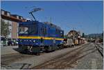 Die MOB Gem 2/2 2503 mit einem leeren Schotterwagen Zug in Blonay.