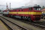 ZSSK 751 131 zieht ein zweiter Bardotka durchs Bahnhof von Benesov u Prahy am 26 September 2025.