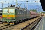 Bevor den Umbau (Bahnhof Zilina) bzw. Umbemahlung (Reihe 131): ZSSK 131 007 treft mit Kohlezug aus Kosice in Zilina ein am Abend von 14 Mai 2018.