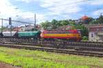 ZSCS 240 104 schiebt ein getreidezug durch Bratislava hl.st.