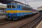 ZSSK 362 020 treft am 27 Augustus 2022 mit Retro-Farben und ein Osobni in Bratislava hl.st. ein.