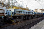 Zweiseitenkippwagen (vierachsiger einmuldiger-Drehgestell-Schüttgutkippwagen mit pneumatischer Betätigung), 33 54 9300 227-3 CZ-AXBSK, der Gattung Uas, der slowakischen Vermietungsfirma