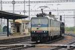 Am regnerischen 19 September 2017 schleppt 363 140 ein PKW-Ganzzug durch Bratislava hl.st.