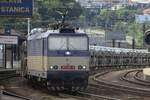 ZSCS 363 140 zieht der BLG PKW-Zug am 25 Juni 2022 durch Bratislava hl.st.