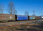 Vierachsiger Drehgestell-Flachwagen mit verschiebbarem Planenverdeck und Lademulden für Coiltransporte, 31 56 4768 059-6 SK-ZSSKC, der Gattung Shimms, des slowakischen Wagonvermieters AXBENET