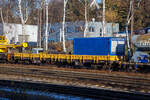 Der 4-achsiger Drehgestell-Flachwagen mit Seiten- und Stirnwandklappen sowie Drehrungen, 33 56 3999 005-0 SK-BUG, der Gattung Res, der BUG Vermietungsgesellschaft mbH, als Schutzwagen gegenlastseitig