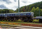 Zweiseitenkippwagen (Einmuldiger Drehgestell-Schüttgutkippwagen mit vier Radsätzen und pneumatischer Betätigung), 33 56 9300 064-8 SK-AXBSK, der Gattung Uas, der slowakischen Vermietungsfirma AXbenet, s.r.o. (Trnava) vermietet an die SPITZKE SE (Großbeeren) abgestellt am 14 September 2025 in Betzdorf/Sieg. In Deutschland werden die Wagen teilweise auch unter Gattung Fas geführt, dann haben sie die Gattungszahl 673x.

Die Einleitung des Kippvorgangs erfolgt durch eine Betätigungseinrichtung, jeweils von der der Kipprichtung gegenüberliegenden Seite. Die Seitenklappe dient beim Kippvorgang als Verlängerungsrutsche. 

Der Fahrzeugrahmen setzt sich zusammen aus einem kastenförmigen Langträger und zwei Kopfstücken sowie insgesamt vier angeflanschten Trägern für die Abstützung der Drehgestelle. Die Kopfstücke haben feste Zuganschläge für die Aufnahme der Zugeinrichtung. Der Kasten besteht aus Stirnwänden, Seitenklappen, Kipplagerverriegelung, Bordwänden und dem Gestänge für die Bordwandöffnung und der pneumatischen Kippeinrichtung. An der Unterseite des Kastens befinden sich Lagerstellen, welche die Verbindung mit dem Fahrzeugrahmen herstellen.

Der Hebelmechanismus zum automatischen Öffnen und Schließen der Bordwände während des Kippvorganges befindet sich in den beiden Stirnwänden des Kastens. Zur Entladung ist der Wagen mit 4 Kippluftbehältern mit je 150 l (5 bar) ausgerüstet, die während der Zugfahrten aus der Hauptluftbehälterleitung aufgefüllt werden müssen. 

TECHNISCHE DATEN:
Spurweite: 1.435 mm (Normalspur)
Anzahl der Achsen: 4 in 2 Drehgestellen
Länge über Puffer: 12.540 mm
Höhe: 3.205 mm (In Kippstellung 4.250 mm)
Breite: 3.080 mm
Drehzapfenabstand: 7.500 mm
Drehgestelltyp: Y 25 Cs
Achsabstand im Drehgestell: 1.800 mm
Laufraddurchmesser: 920 mm (neu)
Eigengewicht: 25.800 kg
Ladefläche: 26 m²
Ladevolumen: 31 m³
Max. Geschwindigkeit: 100 km/h
Max. Ladegewicht: 54,2 t ab Streckenklasse C
Kleinster bef. Gleisbogenradius: 75 m
Bremse: KE-GP (LL)
Bremssohle: Jurid 847 
Handbremse: Ja, auf der Bremserbühne
Höhe der Unterseite der Ausladeklappe über SO: 300 mm
Intern. Verwendungsfähigkeit: RIV

Quellen: AXbent, SPITZKE und Anschriften
Stand: September 2025