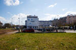 Ansicht von Westen auf den Bahnhof Karlovy Vary doln� n�dra�� (Karlsbad unterer Bahnhof), am 21.04.2023.
