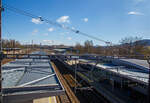 Blick von der Fu�g�ngerbr�cke auf den Bahnhof Karlovy Vary (Horn�m n�dra��m) / Karlsbad (Oberer Bahnhof), hier am 19.04.2023.