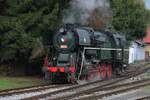Quasi-Lokparade am Freitag 26 September 2025 in Benesov u Prahy. Am Freitag bevor der STEAM Wochenende (2025 am 27/28 September) treffen die teilnehmende Loks und Züge in Benesov u Prahy ein und um Alles ins kleine Depot zusammen zu bringen müss noch etwa rangiert und verschoben werden. Falls die Sonne nicht stark scheint bekomt Mann am Bahnsteig in Benesov u Prahy eine netter Lokparade (jedoch ohne Drehscheibe). Auch Rosnicka 464.202 müss sich einer Stelle ins Depot von Benesov u Prahy ersuchen am 26 September 2025. Hätte die Sonne voll geschienen, wurde dies Alles komplett ins Gegenlich geschehen...